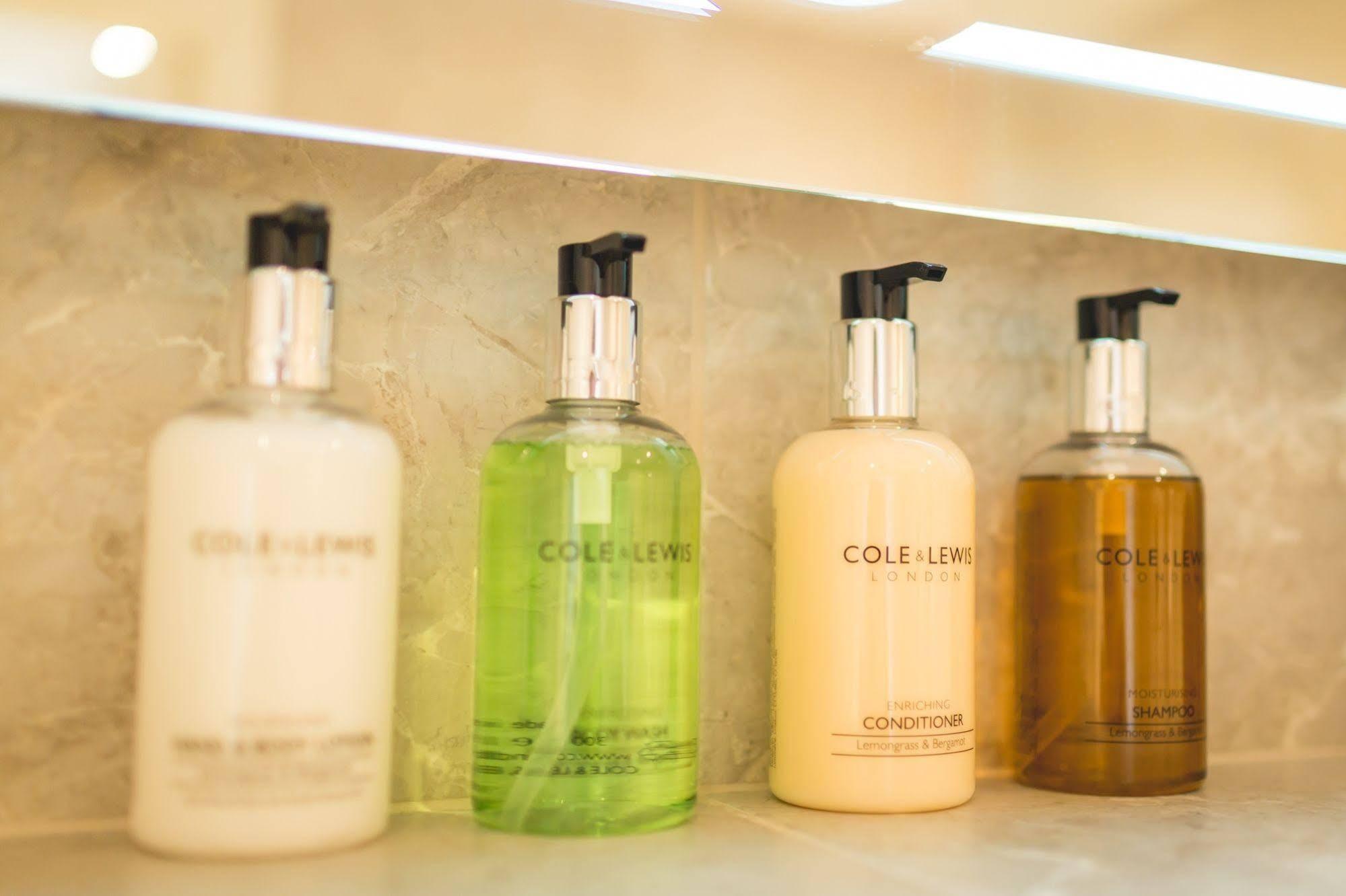 The Bower Inn Bridgwater Esterno foto A selection of toiletries