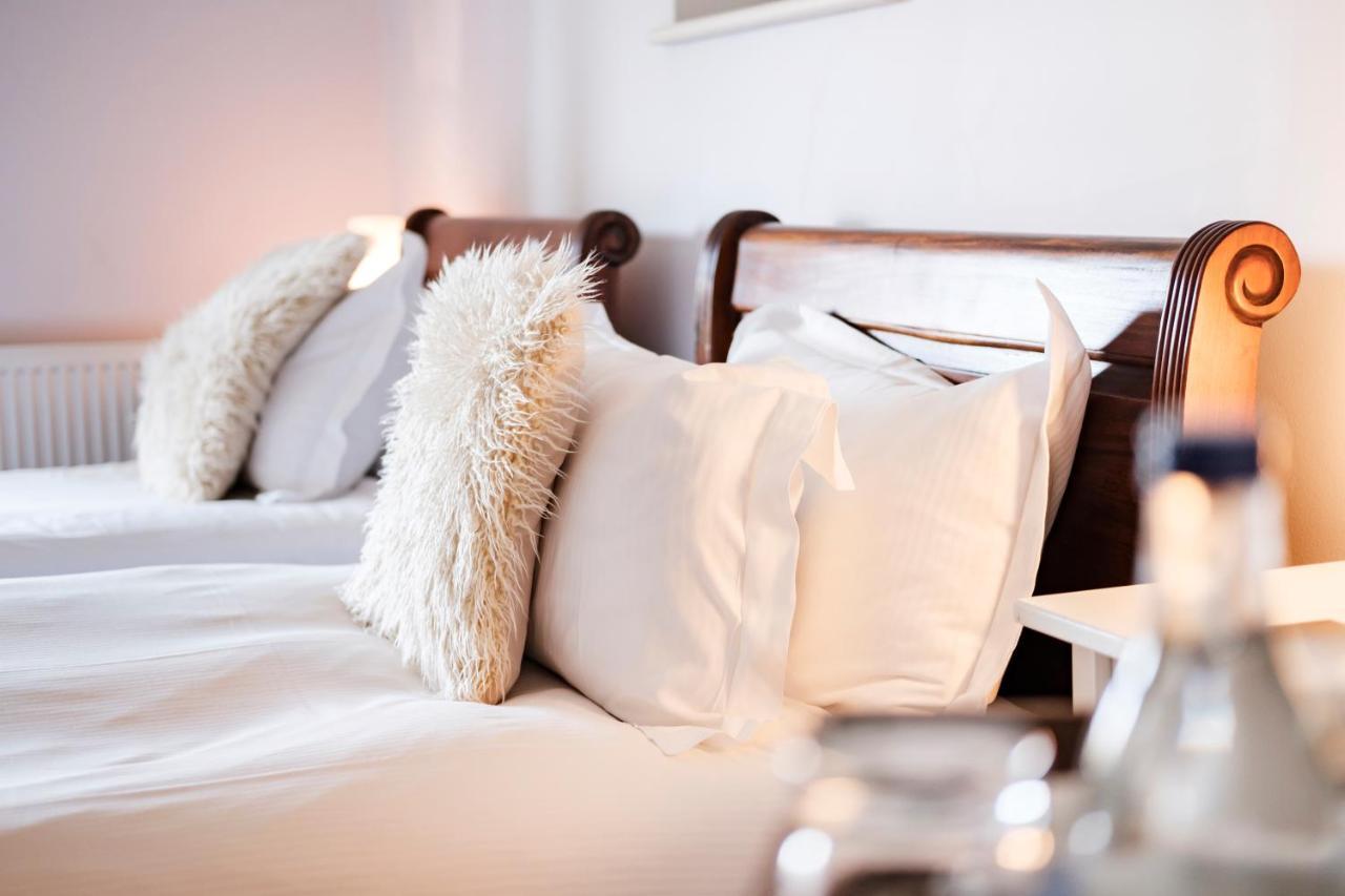 The Bower Inn Bridgwater Esterno foto A bed with pillows