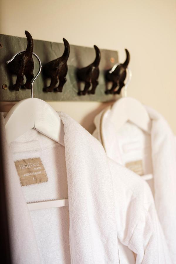 The Bower Inn Bridgwater Esterno foto A white coat