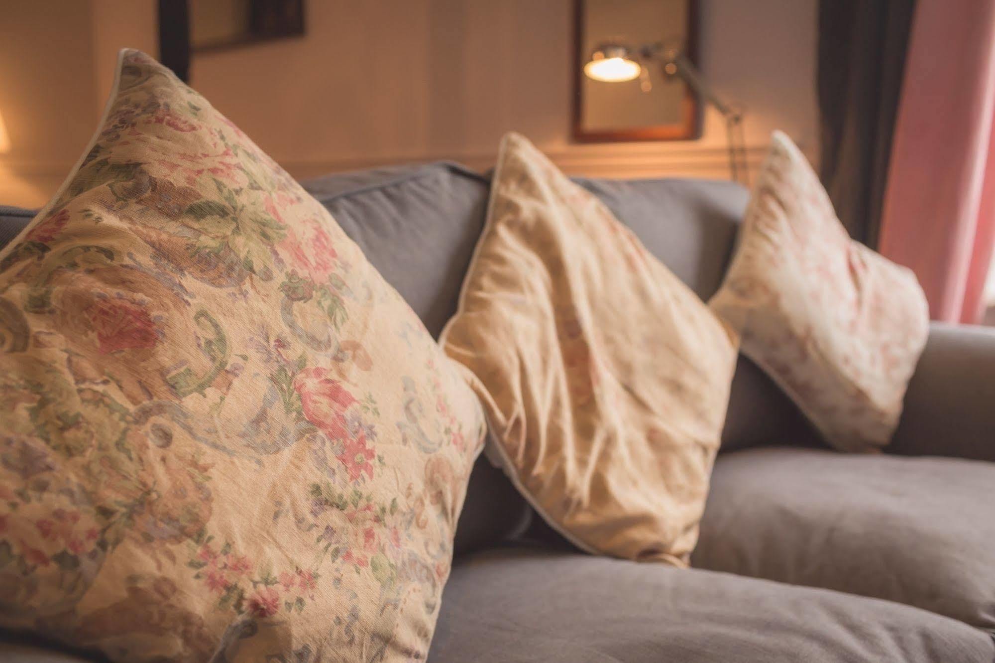 The Bower Inn Bridgwater Esterno foto Cushions on a sofa