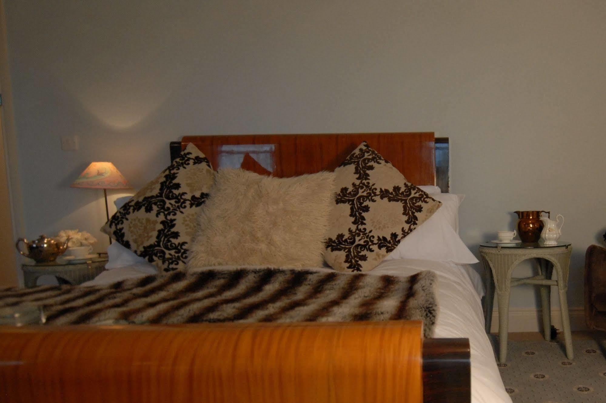 The Bower Inn Bridgwater Esterno foto A bed with a mink throw